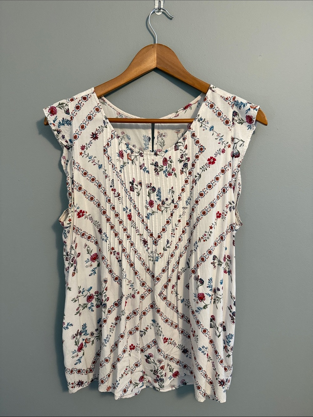 Sleeveless Floral Pintuck Women's Top in Cream with Red & Blue Flowers
